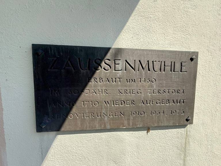 Metalltafel an der Zaussenmühle: erbaut um 1450, im Dreißigjährigen Krieg zerstört, 1710 wieder aufgebaut